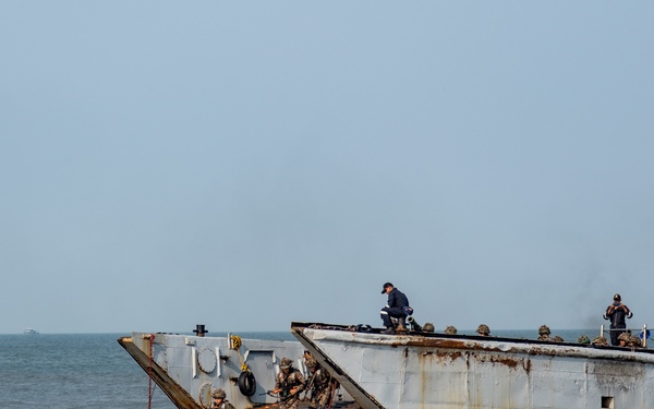U.S., India joint forces land on Kakinada Beach during Exercise Tiger Triumph 2025