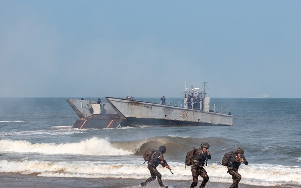 U.S., India joint forces land on Kakinada Beach during Exercise Tiger Triumph 2025