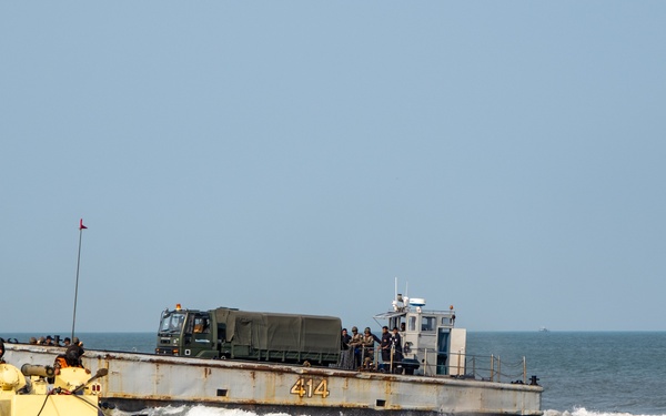 U.S., India joint forces land on Kakinada Beach during Exercise Tiger Triumph 2025