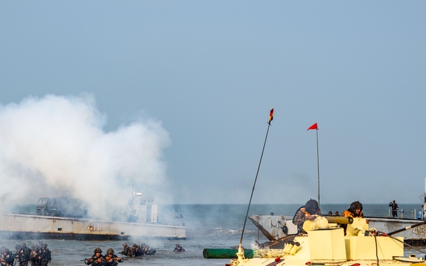 U.S., India joint forces land on Kakinada Beach during Exercise Tiger Triumph 2025