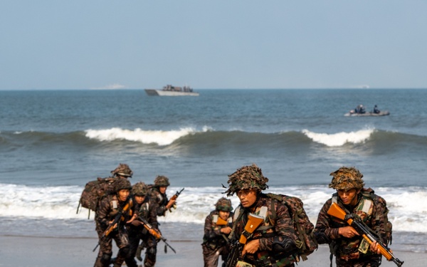 U.S., India joint forces land on Kakinada Beach during Exercise Tiger Triumph 2025