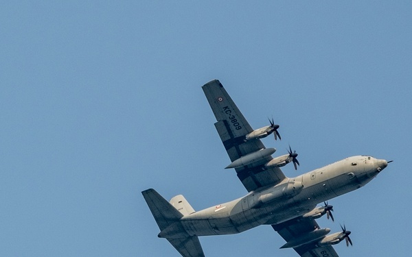 U.S., India joint forces land on Kakinada Beach during Exercise Tiger Triumph 2025
