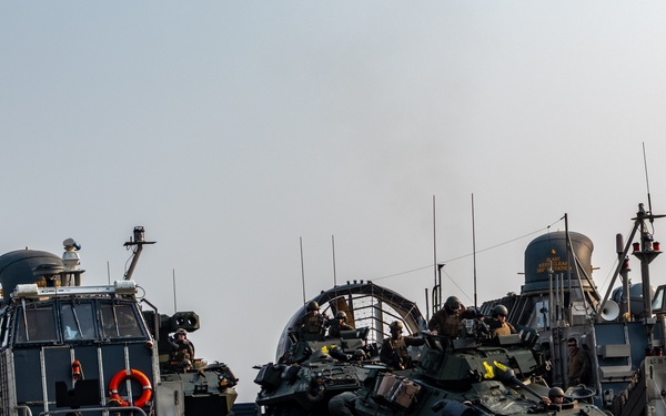 U.S., India joint forces land on Kakinada Beach during Exercise Tiger Triumph 2025