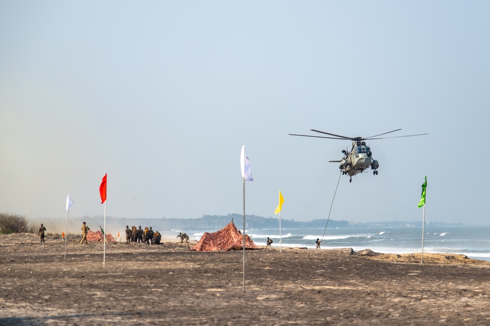 U.S., India joint forces land on Kakinada Beach during Exercise Tiger Triumph 2025