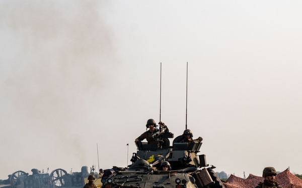 U.S., India joint forces land on Kakinada Beach during Exercise Tiger Triumph 2025