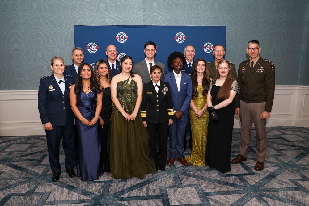 Nordhaus presents 2025 National Guard Military Child of the Year