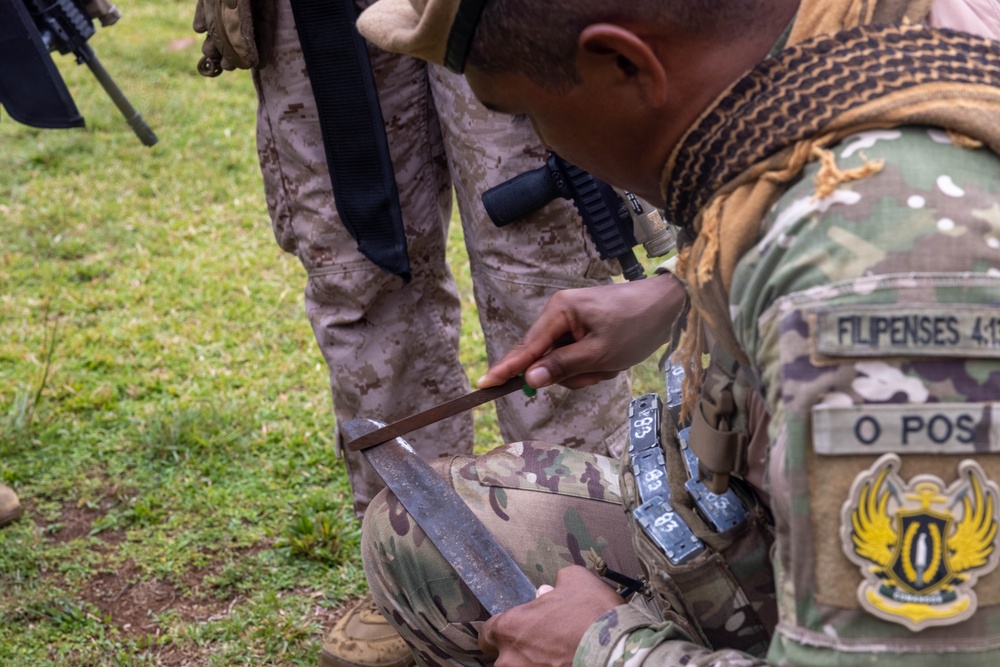Panamanians teach U.S. Marines Jungle Survival