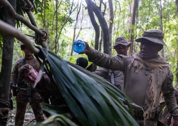 Panamanians teach U.S. Marines Jungle Survival