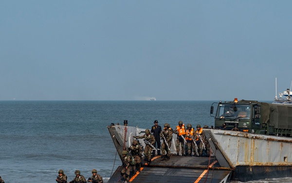 U.S., Indian joint forces conduct large-scale amphibious landing drill during Exercise Tiger Triumph 2025