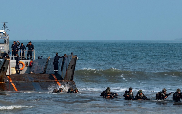 U.S., Indian joint forces conduct large-scale amphibious landing drill during Exercise Tiger Triumph 2025