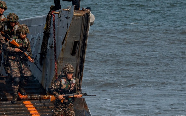 U.S., Indian joint forces conduct large-scale amphibious landing drill during Exercise Tiger Triumph 2025