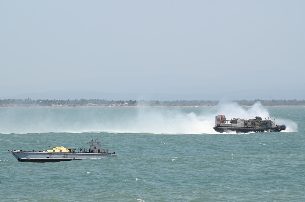 U.S., Indian amphibious forces conduct cross-welldeck operations during Tiger Triumph 2025