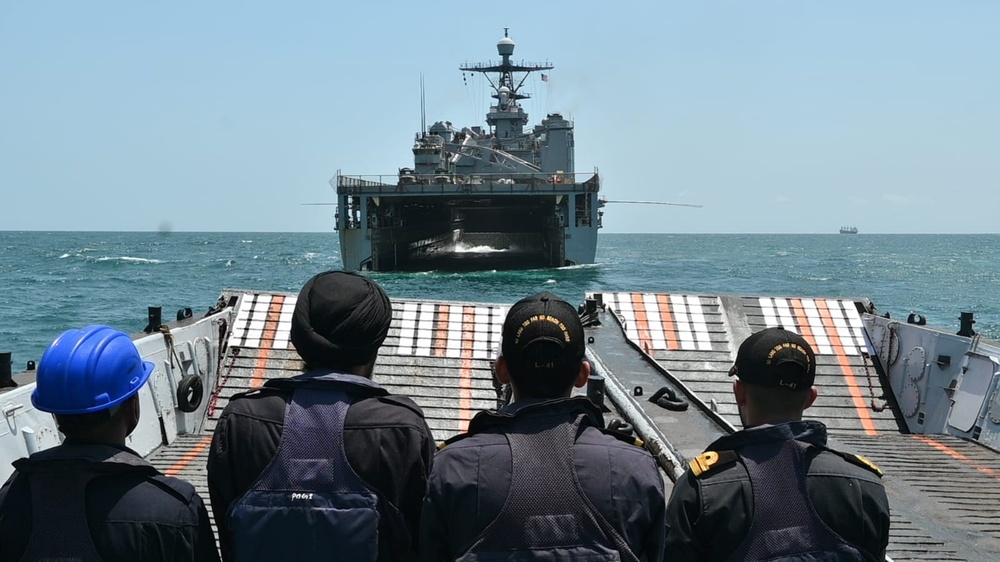 U.S., Indian amphibious forces conduct cross-welldeck operations during Tiger Triumph 2025