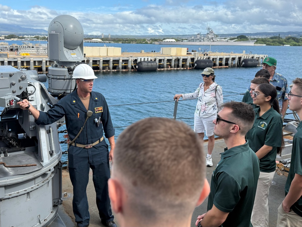 UH ROTC midshipmen tour USS Decatur (DDG 73)