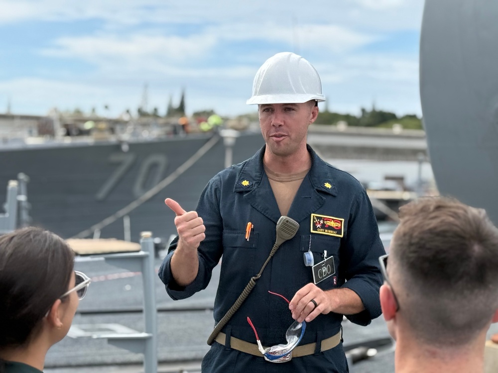 UH ROTC midshipmen tour USS Decatur (DDG 73)
