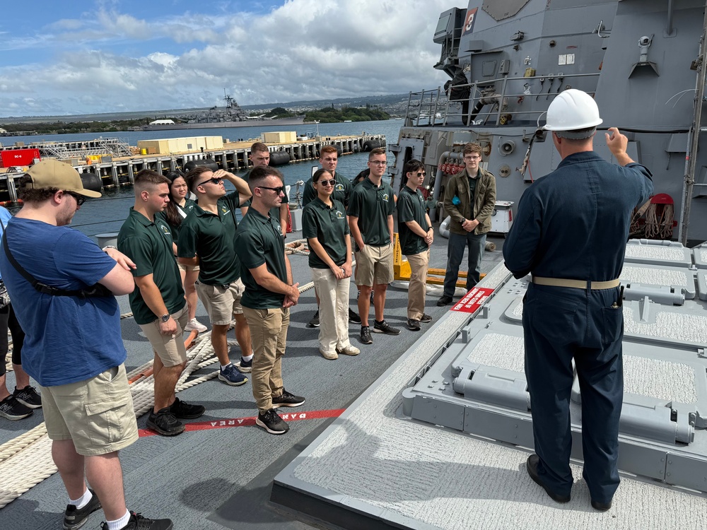 UH ROTC midshipmen tour USS Decatur (DDG 73)