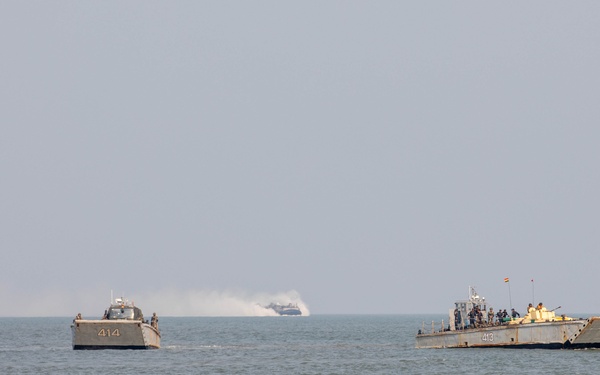 U.S. and Indian Navy forces conduct an amphibious landing drill