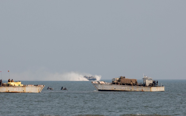 U.S. and Indian Navy forces conduct an amphibious landing drill