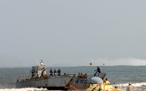 U.S. and Indian Navy forces conduct an amphibious landing drill