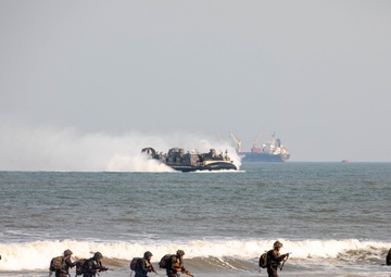 U.S. and Indian forces conduct an amphibious landing drill
