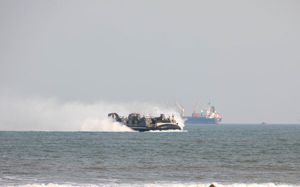 U.S. and Indian forces conduct an amphibious landing drill