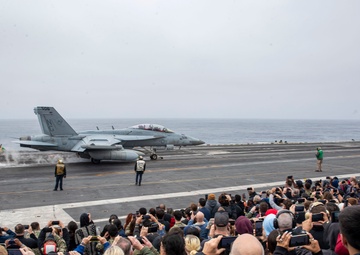 Abraham Lincoln hosts friends and family day cruise