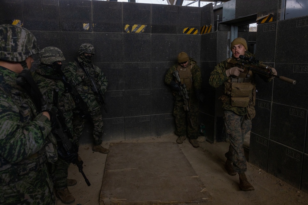 DVIDS - Images - 4th Marine Regiment and ROK Marines Training Courses ...