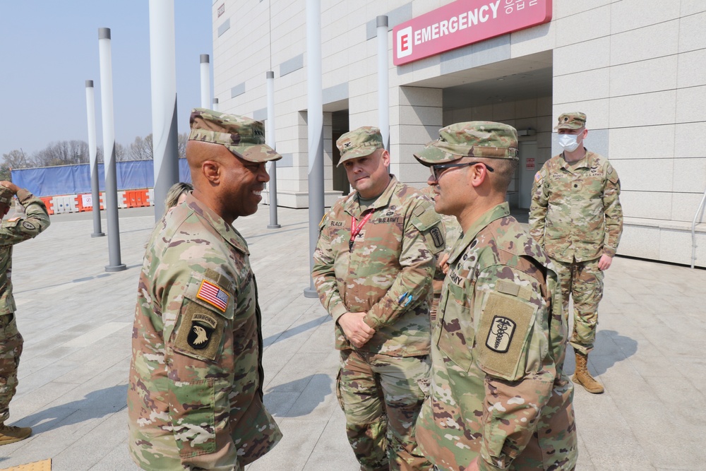 GEN Clark (USARPAC CG) Visits BDAACH