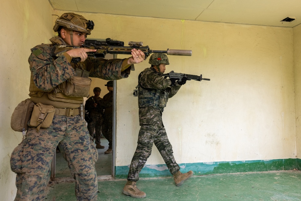 4th Marine Regiment and ROK Marines conduct CQT Training and Patrolling during KMEP 25.1