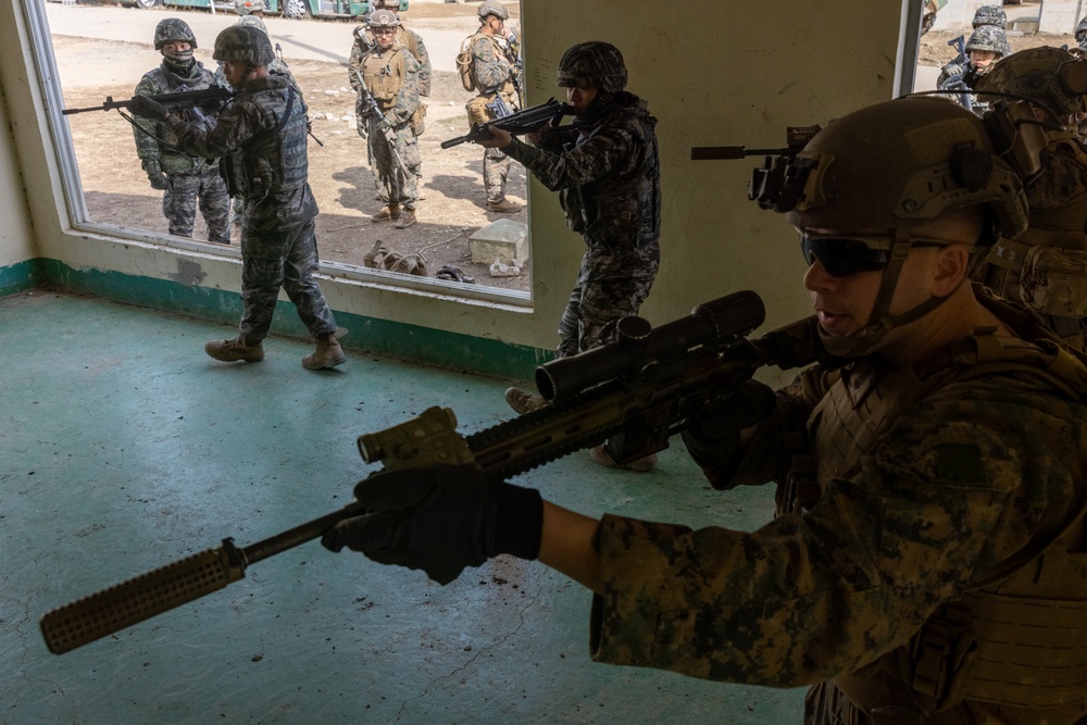 4th Marine Regiment and ROK Marines conduct CQT Training and Patrolling during KMEP 25.1