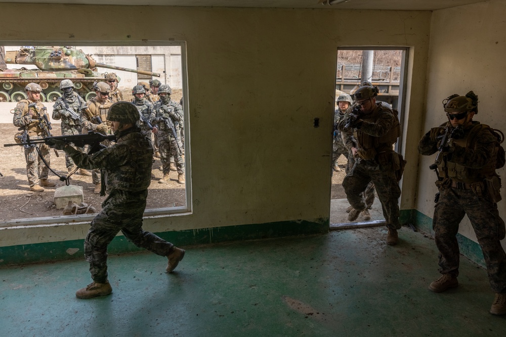 4th Marine Regiment and ROK Marines conduct CQT Training and Patrolling during KMEP 25.1