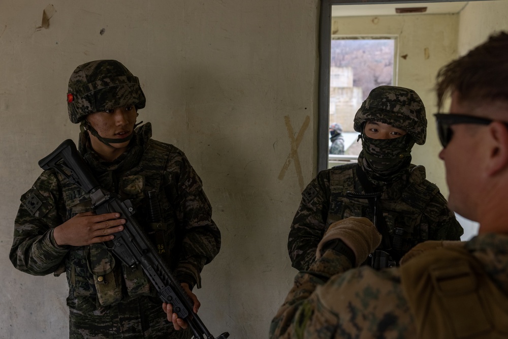 4th Marine Regiment and ROK Marines conduct CQT Training and Patrolling during KMEP 25.1