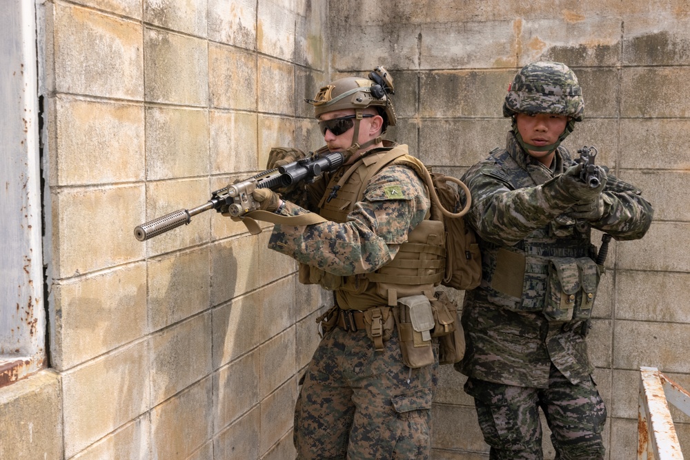 4th Marine Regiment and ROK Marines conduct CQT Training and Patrolling during KMEP 25.1