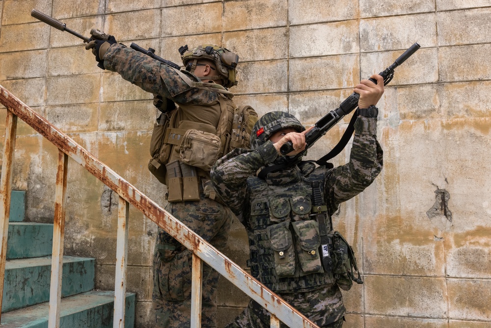4th Marine Regiment and ROK Marines conduct CQT Training and Patrolling during KMEP 25.1