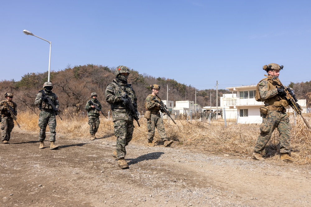 4th Marine Regiment and ROK Marines conduct CQT Training and Patrolling during KMEP 25.1