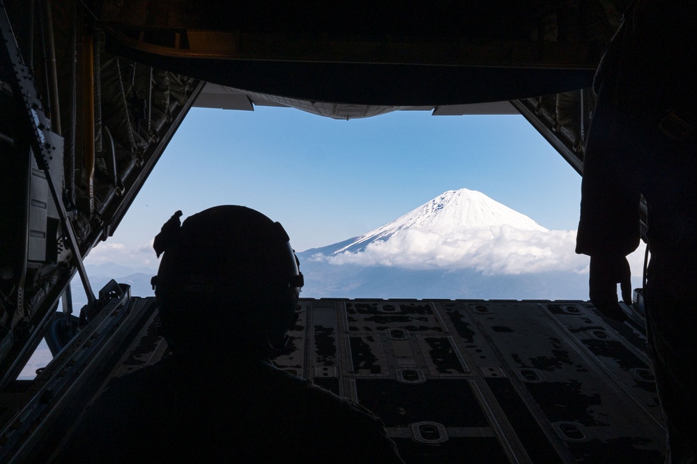 36 AS, 459 AS bring spouses along during spouse orientation flight event