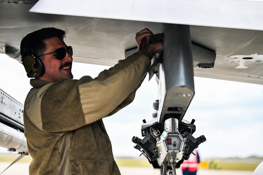 31st MXS arms the 555th FS during Combat Archer UK