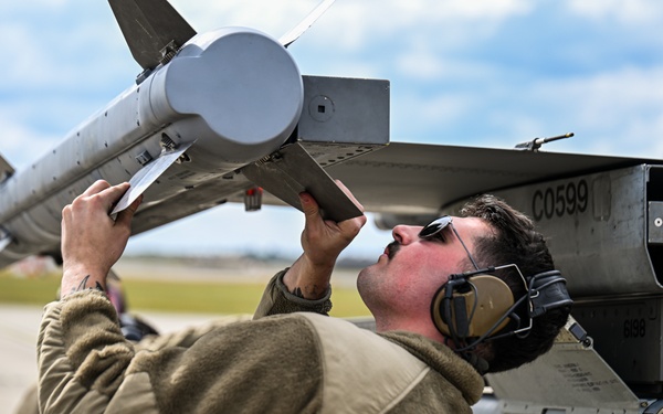 31st MXS arms the 555th FS during Combat Archer UK
