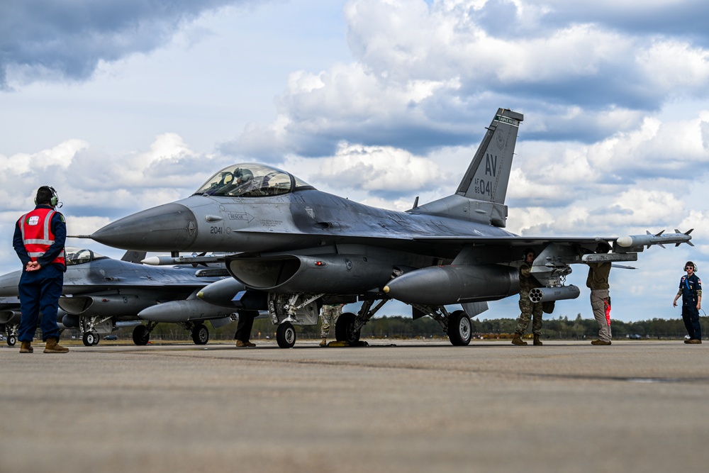 31st MXS arms the 555th FS during Combat Archer UK