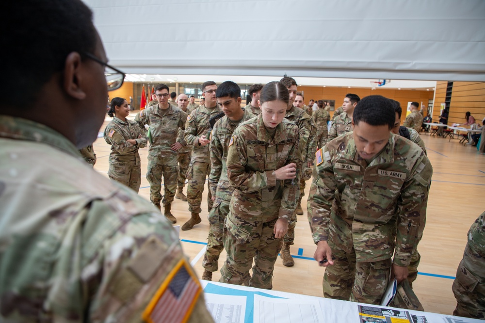 Leaders Welcome Soldiers to USAG Wiesbaden