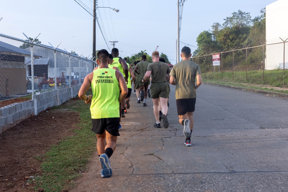 Marines exercise with Panamanian security forces