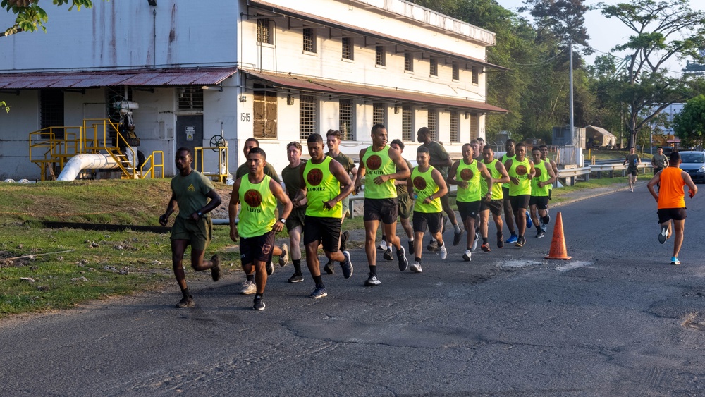 Marines exercise with Panamanian security forces