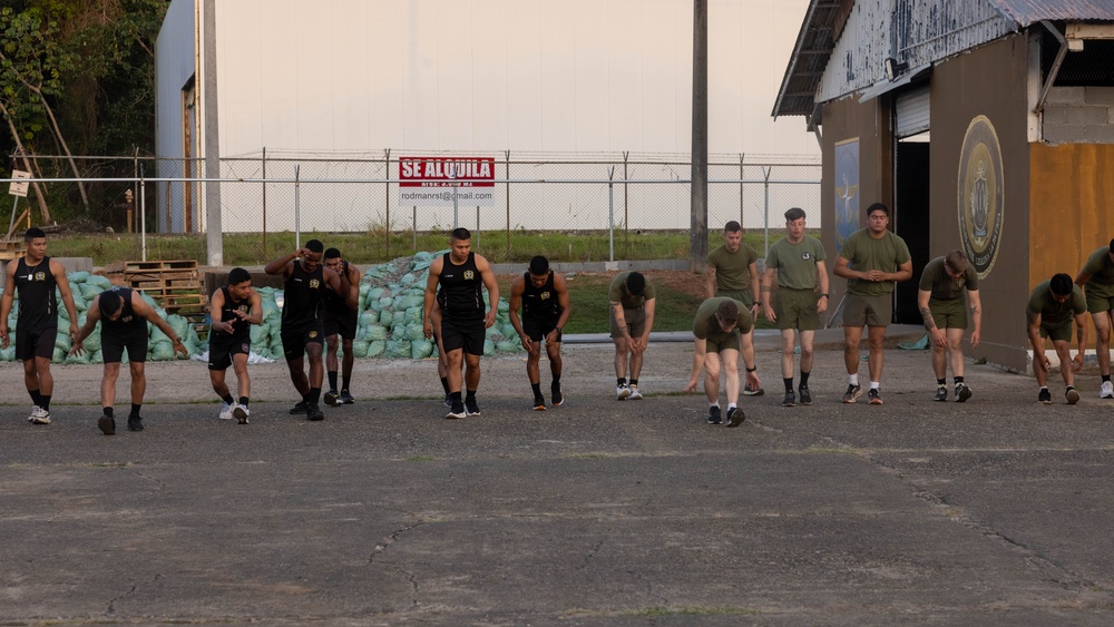 Marines exercise with Panamanian security forces