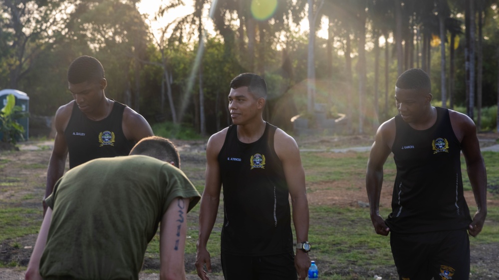 Marines exercise with Panamanian security forces