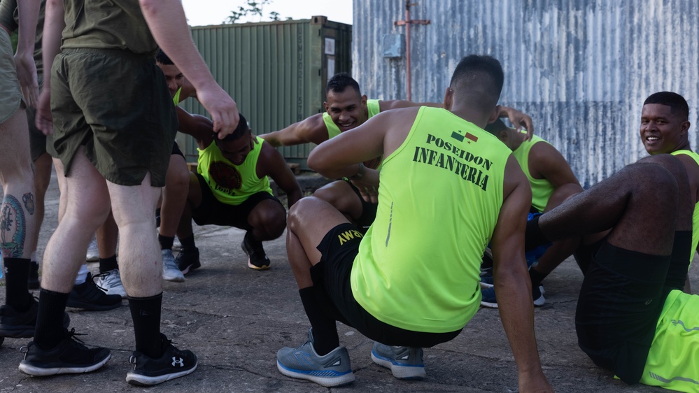 Marines exercise with Panamanian security forces