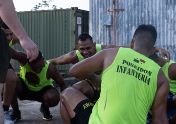Marines exercise with Panamanian security forces