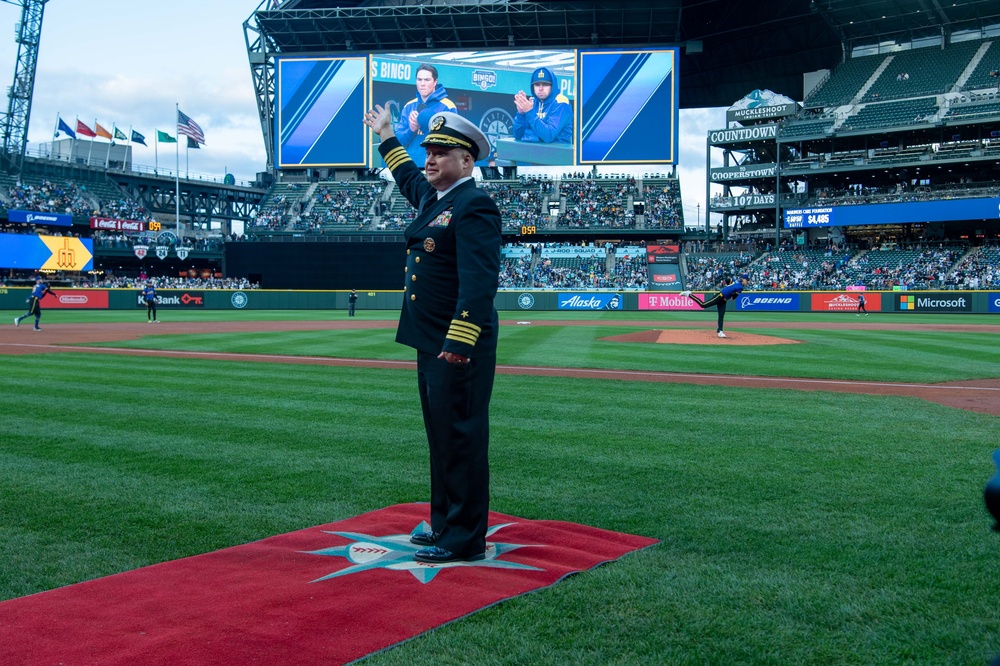 USS Ronald Reagan (CVN 76) commanding officer, Capt. Dale Gregory conducts community outreach in the Seattle area