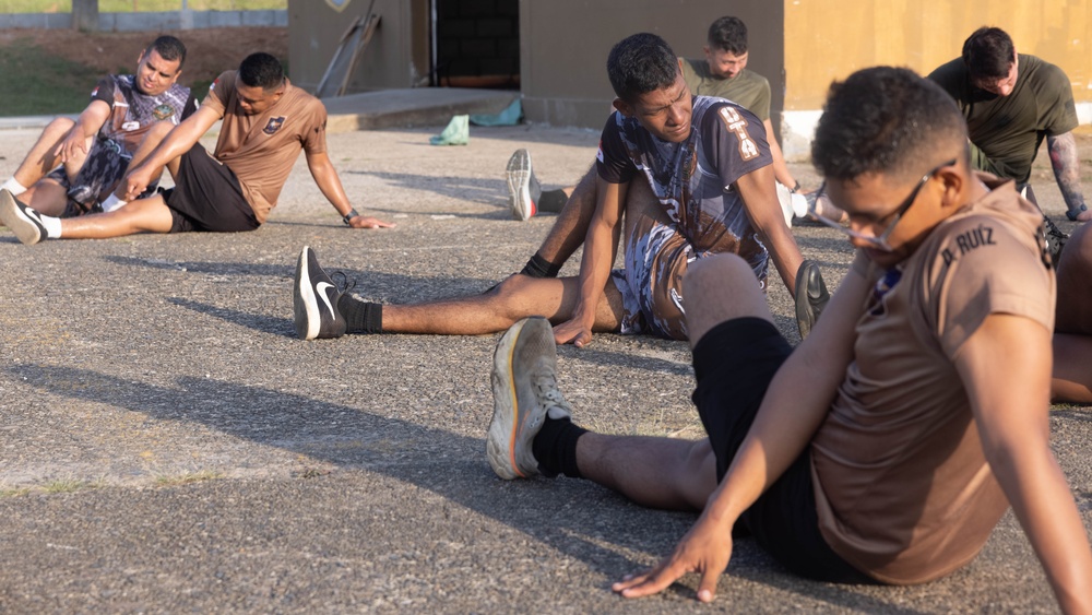 Marines exercise with Panamanian security forces