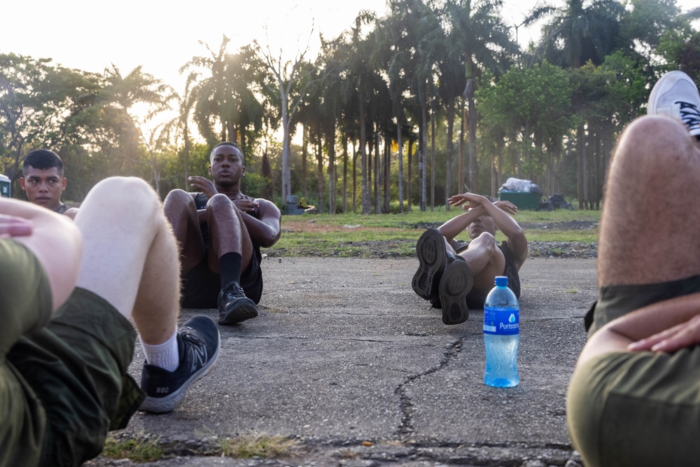 Marines exercise with Panamanian security forces