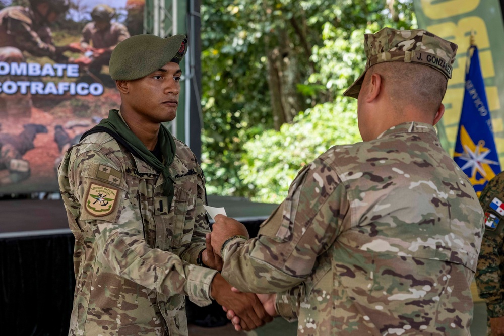 Personnel with the National Aeronaval Service of Panama graduate from courses hosted under the U.S.-Colombia Action Plan
